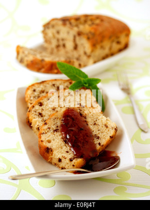 Gâteau éponge chocolat avec morceaux. Recette disponible. Banque D'Images