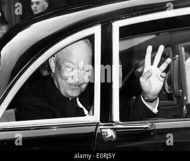 Le président Eisenhower quittant le Middlesex Hospital Banque D'Images