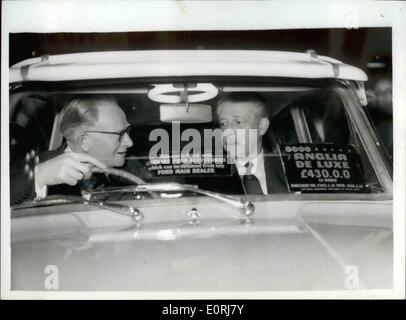 10 octobre 1959 - Le Premier ministre ouvre le salon de l'automobile 1959. Assis dans Ford Anglia : M. le Premier ministre Harold Macmillan a ouvert aujourd'hui la 1959 Motor Show à Earls Court. Photo montre M. Macmillan assis dans une nouvelle Ford Anglia comme il est expliqué à lui par Sir Patrick Hennessy l'entreprise Président - qui est au volant, au cours d'une visite- de la voir ce matin. Banque D'Images