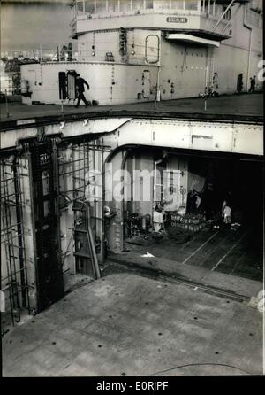 Novembre 24, 1959 - La fierté et la joie de la Marine Nationale française, le porte-avions Clemenceau'' ''a subi son premier essai essais en mer au large de Brest. Sur la photo : une vue de l'ascenseur géant le chargement et déchargement des machines. Banque D'Images