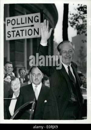 10 octobre, 1959 Jour du scrutin - Élection générale de M. Macmillan jette son vote : le scrutin à l'élection générale a commencé ce matin à 7h00 photo montre M. Harold Macmillan vu quitter le bureau de scrutin à Westminster City Hall, Charing Cross Road, après Castin son vote d'aujourd'hui. Banque D'Images