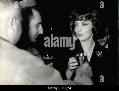 10 octobre 1959 - Toasting Gina : Gina Lollobrigida a donné un coup d'arrêt envoyer à l'œuvre pour l'installation du nouveau technirama écran sur lequel sera présenté son nouveau film ''Solomon et la reine de Saba'' au cinéma Gaumont, Paris, en décembre. Photo montre Gina étant par des ouvriers grillées. Banque D'Images