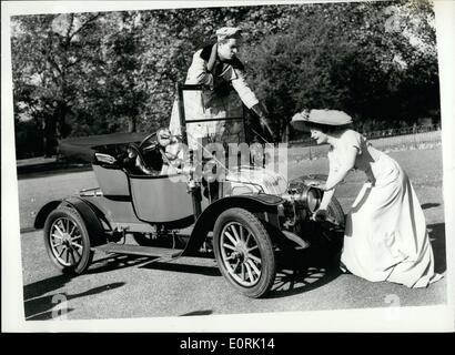 10 octobre 1959 - ''Edwardian'' -sur place à l'automobile : l'actrice Helen Cherry et l'acteur Jeremy Brett qui font leur apparition dans ''The Edwardian'' au théâtre Séville  =- a effectué une visite du salon de l'automobile t aperçu cet après-midi à Earl's Court.. Ils ont été dress-édouardien et voyagé dans une voiture de la période - un 1910. Photo montre Helen Cherry donne un vent sur la poignée de démarrage - avec Jeremy Brett donnant ses instructions de la Renault 1910 dans Hyde Park cet après-midi. Banque D'Images