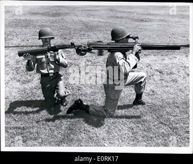 10 octobre 1959 - L'Armée américaine de moyen l'arme d'assaut, le 90mm canon sans recul, pour armer le fantassin du punch à portée d'un canon de taille moyenne. Conçu pour être transporté dans la bataille et à l'emploi d'une équipe de deux hommes, le livre 35, quatre pieds de long en cas d'urgence, d'armes nucléaires peuvent être transportées, chargé et tiré par un seul homme. Il tire un obus à charge creuse qui pénètre l'armure la plus lourde connue. La portée effective du fusil, 500 mètres, est plus de deux fois supérieure à celle de la guerre de Corée de bazooka 3.5 la renommée. Deux soldats l'affichage de l'arme. Banque D'Images