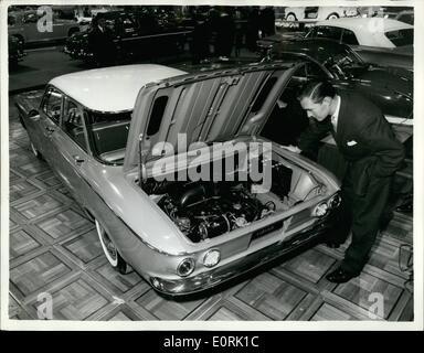 10 octobre 1959 - Motor Show Preview à Earl's Court. Chevrelot avec six nouvelles Télévision à refroidissement par air. La photo montre le nouveau ''Chevrolet Corvair'' qui dispose d''une télévision six - moteur refroidi à l'arrière de la voiture - une nouvelle entreprise pour les soins de l'ouest de continent - à la Motor Show preview à Earl's Court ce matin. Banque D'Images