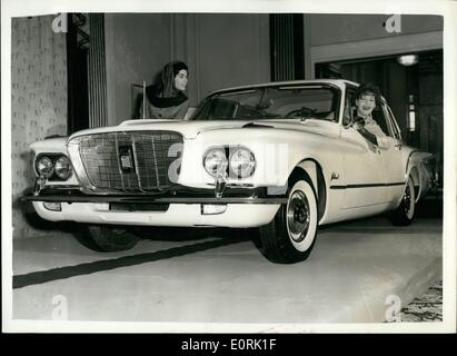 10 octobre 1959 - Presse Aperçu de la Chrysler Valiant : un aperçu de la presse a été donné à la May Fair Hotel aujourd'hui, de la nouvelle voiture familiale compacte Chrysler, le valeureux, qui sera présentée au salon de l'auto du Lundi, Octobre 26th. Propulsé par un nouveau 2,8 litre d'un six cylindres en ligne moteur c.h.v. montés à une angle de 30 degrés pour donner à la voiture un centre de gravité plus bas, le valeureux peut accueillir six adultes en tout confort. Il est capable de 100 miles par heure et la consommation d'essence avec croisières encore à environ 25 m.p.g. La photo montre la vue de la nouvelle Chrysler Valiant - à la presse d'aujourd'hui l'aperçu. Banque D'Images