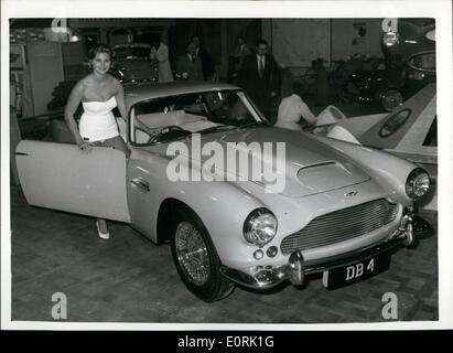 10 octobre 1959 - Motor Show Preview - à Earl's Court. ''Miss monde'' - et l'Aston Martin. Photo montre le champion Coelan Penny ''Miss monde'' - port d'un maillot de 1960 par Nelbarden assis sur le nouveau D. B.4 Aston Martin à l'occasion aujourd'hui. Banque D'Images