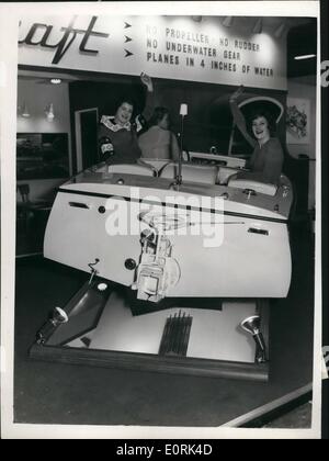 12 déc., 1959 - Aperçu de la National Boat Show. Le Turbocraft sans gouvernail.. Un aperçu de la presse s'est tenue du sixième plan national Boat Show qui s'ouvre à l'Olympia. Photo : Keystone montre- jeunes dames sur le nouveau Dowty Turbocraft - qui est revendiquée apporte le 'Jet Age à la navigation'.. Il n'a pas de gouvernail ou d'hélice - et est alimenté par un Marinised Ford Zephyr Mk. II - moteur avec un stade 2 Dowty-Hamilton Jet Propulsion Marine unité.. Il peut accueillir jusqu'à 5 et a une vitesse maximale de 35 mph - et est construit principalement de fibre de verre. Banque D'Images