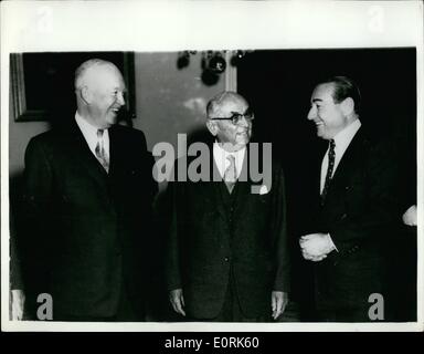 Le 12 décembre 1959 - président américain en Turquie au cours de sa visite de la Nation 11 : photo montre le président Eisenhower vu avec le président turc Menderes Bayer et le premier ministre à son arrivée à Ankara. Banque D'Images