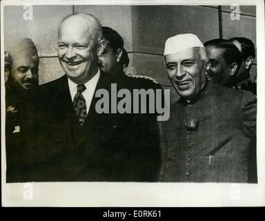 Le 12 décembre 1959 - Le président Eisenhower et M. Nehru à New Delhi. La photo montre le président Eisenhower - avec M. Nehru à Rashtrapati Bhawan - New Delhi, quand ils se sont rencontrés au cours d'une visite de M. Eisenhower à Delhi. Banque D'Images