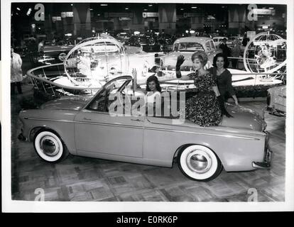 10 octobre 1959 - Motor Show Preview à Earl's Court. Lovelies dans les nouveaux Minx. Photo montre L-R :- Julie de cisaillement ; Betty Beckenham Phillipson de Paris - et Carol Jackson de Mitcham assis dans la nouvelle open Hillman Mnx - au Motor Show preview à Earls Court ce matin. Banque D'Images