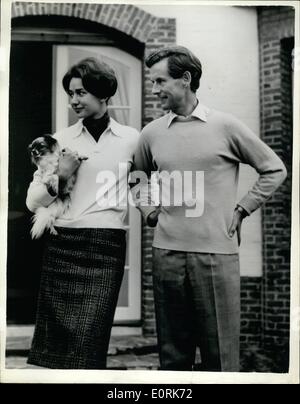 10 octobre 1959 - 12-10-59 Le Colonel Peter Townsend pour épouser sa secrétaire. La mission a été officiellement annoncé de Group Captain Peter Townsend, ancien prétendant de la princesse Margaret et 20 ans Marie Luce Jamagne, fille d'un riche fabricant de cigarettes belge. Photo Keystone montre : Peter Townsend et Marie Luce-Jamagne au domicile de ses parents près d'Anvers hier. Banque D'Images