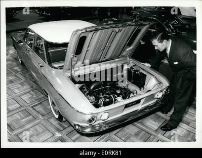 20 octobre 1959 - 20-10-59 Motor Show preview à Earls Court. Véhicule Chevrolet neuf avec télévision à refroidissement par air 6. Photo : Keystone montre la Chevrolet Corvair qui dispose d''une télévision six moteur refroidi par air à l'arrière de la voiture, une nouvelle entreprise pour les voitures du continent à l'Ouest le Salon de l'essai à Earl's Court ce matin. Banque D'Images