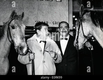 Achille Zavatta et Francis Blanche à la première de leur film Banque D'Images