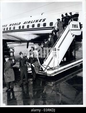 19 déc., 1959 - L'Aéroport International de New York, le 19 décembre 1959 - Accueil Pour Christmas-Representing Le Service des hommes du monde entier dans l'avion du retour pour être avec leurs proches pour les fêtes ces visages heureux, partie d'un groupe de 100, ont été pris à l'arrivée Via TWA de Francfort et Paris où ils sont basés. La nouvelle, qui viennent du Maine à la Californie sera à la maison pour les vacances sur une trentaine de jours de congé. Banque D'Images