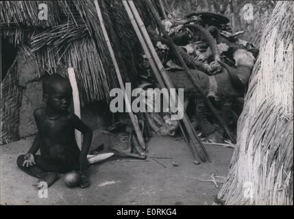 Jan 1, 1960 - Les crânes et cornes de jeu morts sont empilés entre la chasse des chasseurs pour sécher l'odeur est épouvantable mais Banque D'Images