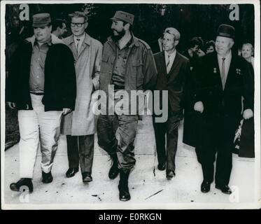 Jan 1, 1960 - Kruschev et Castro à Moscou : Fidel Castro, Premier Ministre cubain est actuellement en visite en Russie, et a récemment passé la journée avec M. Kruschev dans les bois près de Moscou. Photo montre à la marche sont (de gauche à droite) Emilio Navarro, secrétaire de la Parti socialiste révolutionnaire cubain, Fidel Castro, et M. Kruschev. Banque D'Images