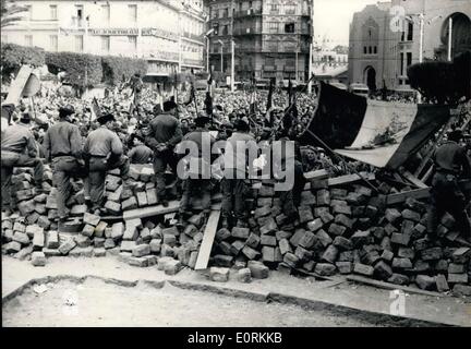 01 janv., 1960 - révolte à Alger : Photo montre algériens qui sont venus les insurgés retour en grand nombre pour démontrer les barricades avant hier. Puis à gauche sur le drapeau tachée de sang. Banque D'Images