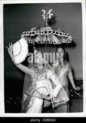 01 janv., 1960 - Philippine Dance Company à Londres : Les membres de la compagnie de danse Philippine Bayanihan étaient d'être vu en train de répéter ce matin pour leur saison qui s'ouvre demain au théâtre Palace. Photo : Montre portant leurs costumes exotiques (Indio-malayan) L-R :- Rosalinda Anido et Carmelita mos- ce matin. Banque D'Images