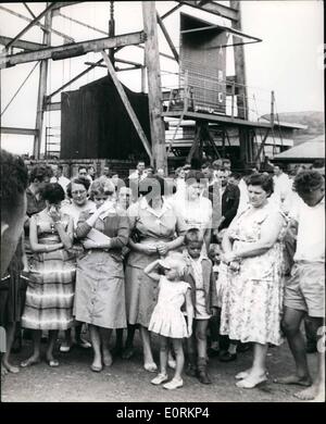 01 janv., 1960 - 440 mineurs pris au piège dans la catastrophe de l'Afrique du Sud - Peu d'espoir de survivants : Il y a peu d'espoir pour le sauvetage de l'un des 440 mineurs piégés sous terre depuis jeudi dernier à l'ouverture de la Clydesdale, près de Coalbrook, Crange Free State, Afrique du Sud. Ils ont été ensevelis par une chute de roches.ton du dernier sommet des machines de forage ont été prises à la mine pour tenter de faire une percée à l'enterré les hommes.Photo Montre Femme, parents et amis assister à un service à molettes pour l'enterré l'homme. Banque D'Images