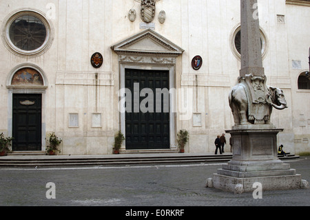 L'Italie. Rome. Basilique de Saint Marie au-dessus de Minerva et le Minerva Pulcino (Pulcino della Minerva), par Bernini et Ferrata. Banque D'Images