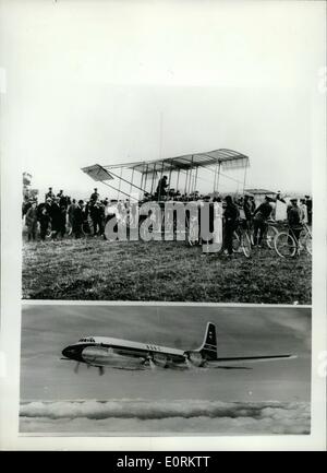 01 janvier, 1960, anciens et modernes, cinquante ans d'aviation, le 'Boxkite' et le Bristol Britannia. La célèbre entreprise allemande fête son cinquantième anniversaire le 19 février, 1960. La compagnie a fabriqué son premier avion en 1910, un peu plus de six ans après les frères Wright avaient atteint leurs décisions à l'époque vol Kittyhawk. Le premier avion, le Bristol Boxkite était biplan en production quelques mois après la formation. 'Un Boxkite" a eu l'honneur de faire le premier vol militaire dans l'histoire où en sept. Banque D'Images