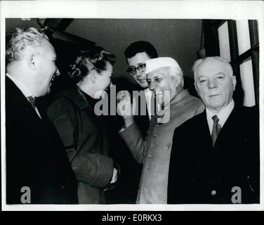 01 janvier 1960 - Le Président de la Russie le Vorochilov visite à New Delhi repas avec M. Nehru. : Monsieur le Président russe Vorochilov (droite) arrivant avec les membres de la délégation russe au cours de leur visite d'état en Inde, au premier ministre's House, New Delhi quand ils ont déjeuné avec M. Nehru, qui vu portant une casquette blanche, dans le centre. Banque D'Images