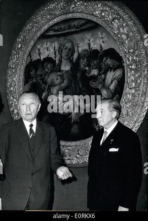 01 janvier 1960 - Le Dr Chancelier Adenauer dans DahiSm Museum à Berlin après avoir eu des entretiens avec la décision Maire de Berlin, Willy Brandt, le matin de Jan.l2e, le Dr chancelier Konrad Adenauer, qui est, pour le moment, d'un séjour à Berlin, "visité le musée Dahlem à Berlin. On le voit ici (à gauche), conjointement avec le directeur de la département de sculpture du Musée, le Dr Peter Metz (Metz) PETER en face de la ''Berlin'' Madonna par Boticelli. Cette peinture a été acheté par la fédération allemande de l'Ouest pour 2 millions de marks et donné au musée en BerlinDahlem. Banque D'Images