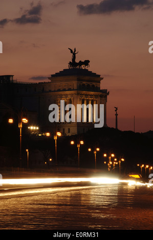 L'Italie. Rome. Vue nocturne de la Via dei Fori Imperiali et le National Monument à Victor Emmanuel II. Banque D'Images