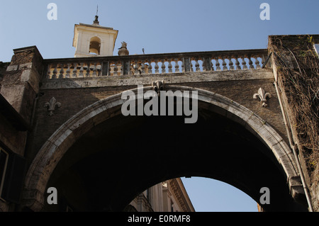 L'Italie. Rome. Farnese Arch dans la Via Giulia. Par Michel-ange (1475-1564) il a été construit en 1603. , Sculpté d'une fleur de lis. Banque D'Images