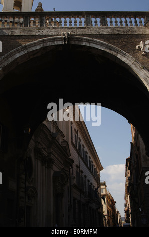 L'Italie. Rome. Farnese Arch dans la Via Giulia. Par Michel-ange (1475-1564) il a été construit en 1603. , Sculpté d'une fleur de lis. Banque D'Images