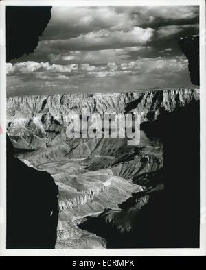 01 janvier 1960 - Grand Canyon Grandeur - Le passage constant d'ombres et de couleurs en Mile-Deep intrigues grand Canyon des milliers de visiteurs chaque année. Cette spectaculaire vue sur rivière pourpre est visible d'un point de la rive nord, près de Cape Royal. Les bus de Cedar City, Utah, servi par la Union Pacific Railroad, offrir un service pratique de la rive nord du Grand Canyon. Union Pacific Rail Road Photo. (Date précise inconnue). Banque D'Images