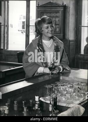 Mar. 03, 1960 - Jeanne Moreau sourit à nouveau : Jeanne Moreau, la célèbre actrice française, a repris son rôle dans le film ''Moderato Cantabile'' qui a été fait par Peter Brook à Blaye, près de Gironde. Le tournage a été interrompu pendant un certain temps après dix ans, Jérôme Fils de Jeanne Moreau, a été gravement blessé dans un accident de voiture. Le garçon se régénère et sa mère n'est pas mal plus à sourire dans une scène du film. Banque D'Images