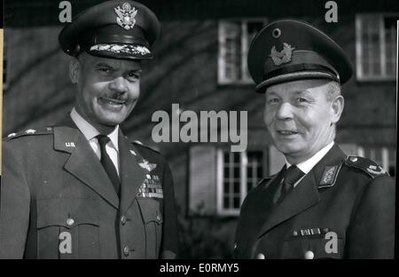 Mar. 03, 1960 - La seule nous Couleur - Général : les 48 ans, le Major-général Benjamin Davis (Benjamin Davis) a tenu un discours st le premier Academy, une école de formation pour les agents du personnel, à Hambourg Blankenese- le Jeudi, Mars 24th, 1960. Davis qui est stationnée à Trèves dans le sud-ouest de l'Allemagne, a l'un des meilleurs emplois dans l'OTAN : il est sous-chef d'état-major de l'US-Air Force -USAFE (). Photo montre le général Davis parle à son hôte, le Brigadier Sigismund Von Frankenstein (Sigismund Von Frankenstein) Banque D'Images