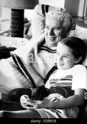 Charlie Chaplin à regarder la télévision avec sa fille Geraldine Banque D'Images