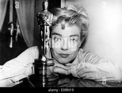 L'actrice Simone Signoret avec l'une de ses récompenses de cinéma Banque D'Images