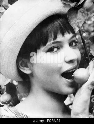 Portrait de l'actrice Anna Karina eating fruit Banque D'Images