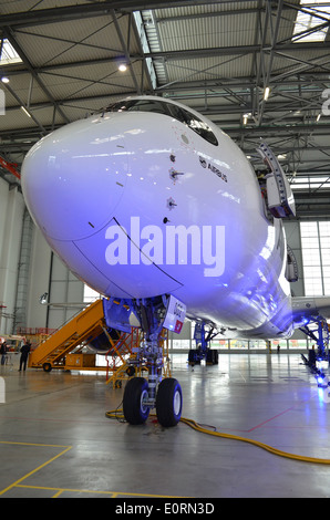 Le nez de l'Airbus A350XWB au siège social d'Airbus à Finkenwerder, Hambourg, Allemagne Banque D'Images