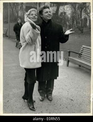 09 janvier 1960 - Guy Mitchel - dans la neige. Chanteur populaire Guy Mitchell s'est rendu à Londres ce matin à stat dans Parrnell en val du London Palladium. Photo montre lorsqu'ils se sont rendus pour une promenade le long de la digue aujourd'hui, Guy Mitchell et sa femme d'autre ont été pris dans Mitchell et sa femme d'autre ont été pris dans la première averse de neige de l'année. Banque D'Images