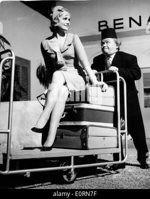 Le comédien Charlie Drake et l'actrice Sarah Branch du tournage d'un film Banque D'Images