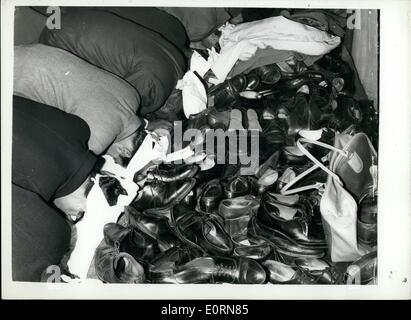 Mar. 03, 1960 - Id Al-Fitr - Festival de rupture du jeûne..à la prière - Au coeur de la montre : les musulmans traditionnels 'Id Al-Fitr Fête de la rupture du jeûne - a remporté ce matin à la mosquée, Shak Jehar Woking..Photo montre les musulmans en prière - avec des dizaines de paires de montre entassés en face d'eux - pendant les cérémonies à la mosquée de travail ce matin. Banque D'Images