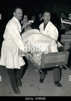 Mar. 03, 1960 - Roger Vadim ; retour de sports d'hiver avec cheville cassée : Roger Vadim, le célèbre réalisateur, B.B. And Ex-Husband', a été ramené à Paris De Klosters, la station de sports d'hiver Suisse notoires, où il pratiquait le ski, avec une cheville cassée. Photo montre Roger Vadim à son arrivée à Paris une clinique où il subira une opération To-Day. Banque D'Images