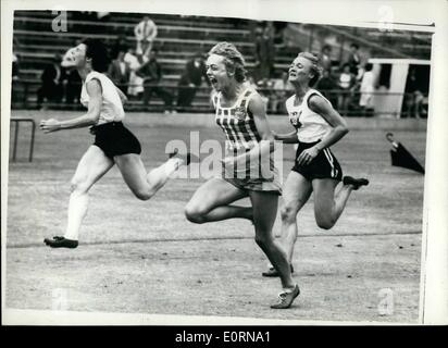 Mar. 03, 1960 - MÉDAILLE D'OR OLYMPIQUE AUSTRALIENNE BETTY CUTHBERT CRÉE UN NOUVEAU RECORD DU MONDE DE 60 MÈTRES : Dans des conditions venteuses et sombre, les registres sont allés Galore par le conseil, et d'autres ont été égalé, le dernier jour de la New South Wales Women's Athletic Championships à la Sydney terrain de sport samedi dernier le 27 février. Sur un terrain détrempé, médaillé d'or olympique australienne Betty Cuthbert a créé de nouveaux 60 mètres record du monde de 7,2 secondes, donc une seconde coupe off Pologne's Stella Walsh's world temps de 7,3 secondes, créé en 1933 Banque D'Images