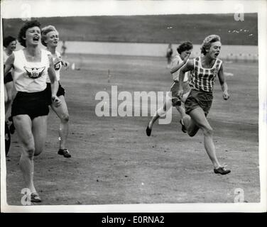 Mar. 03, 1960 - Nouveau record mondial mis en place dans la Nouvelle Galles du Sud femmes championnats dans des conditions venteuses et sombre, médaillé d'or olympique australien, Betty Cuthbert, mis en place un nouveau 60 mètres record du monde de 7,2 s., clipping ainsi une seconde off Pologne's Stella Walsh's world temps de 7,3 secondes, créé en 1933. Dans la mise en place de la nouvelle notice Betty a remporté une victoire sur Marlene Mathews qui suivait de près sur ses talons. Mais plus tard, Marlene vengé cette défaite en battant Betty en première place dans la course de 100 verges invitation Banque D'Images