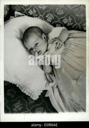 Mar. 03, 1960 - Premières photos du nouveau Prince : Ce charmant Photographie du nouveau Easy Fri a été faite par M. Cecil Beaton Dans Le Salon Bleu du Buckingham Palace, Londres, récemment. Le bébé est né Prince à la reine Elizabeth et le duc d'Édimbourg au Palace le 19 février. Sur cette photo il porte une robe en dentelle blanche. Banque D'Images