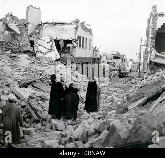 PHOTO - photo - 3 mars 1960 - Agadir, Maroc - habitants d'Agadir, inspecter les dégâts de la deadly 5.7 magnitude earthquake on Mar. 3, 1960. Le séisme a tué quelque 15 000 en raison de la profondeur et à proximité de la ville c'était lorsqu'il a heurté le 29 février 1960. Banque D'Images