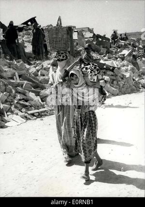 Mar. 04, 1960 - Après le tremblement de terre à Agadir. Ils transportent leurs biens terrestres. Photo montre deux jeunes femmes - avec tout ce qu'ils pouvaient sauver de leurs maisons - vu avec bâtiments détruits derrière - après le tremblement de terre à Agadir, Morcoco. plus de 5 000 morts. Banque D'Images