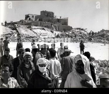 Mar. 04, 1960 - Après le tremblement de terre à Agadir. Maisons détruites après la catastrophe. : photo montre l'enveloppe d'un bâtiment en arrière-plan - comme vous pouvez chercher d'autres victimes se poursuit après le tremblement de terre à Agadir, au Maroc. Banque D'Images