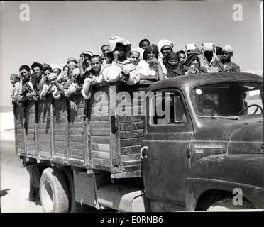 Mar. 04, 1960 - Après le tremblement de terre à Agadir. Chargement de camion de sans-abri autochtones. Photo montre un camion chargé avec les autochtones- tous les sans-abri - vu comme ils étaient sur le point de partir pour l'hébergement temporaire à l'extérieur de la ville - après le tremblement de terre qui a causé la mort de plus de 5 000 personnes. Banque D'Images