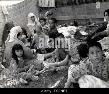 Mar. 04, 1960 - Après le tremblement de terre à Agadir les familles dans des logements temporaires. Photo montre les familles à faire eux-mêmes aussi confortable qu'ils peuvent, par l'accouplement d'abri temporaire pendant qu'ils attendent - hébergement - après le tremblement de terre à Agadir (Maroc) - qui a causé la mort de plus de 5 000 personnes. Banque D'Images